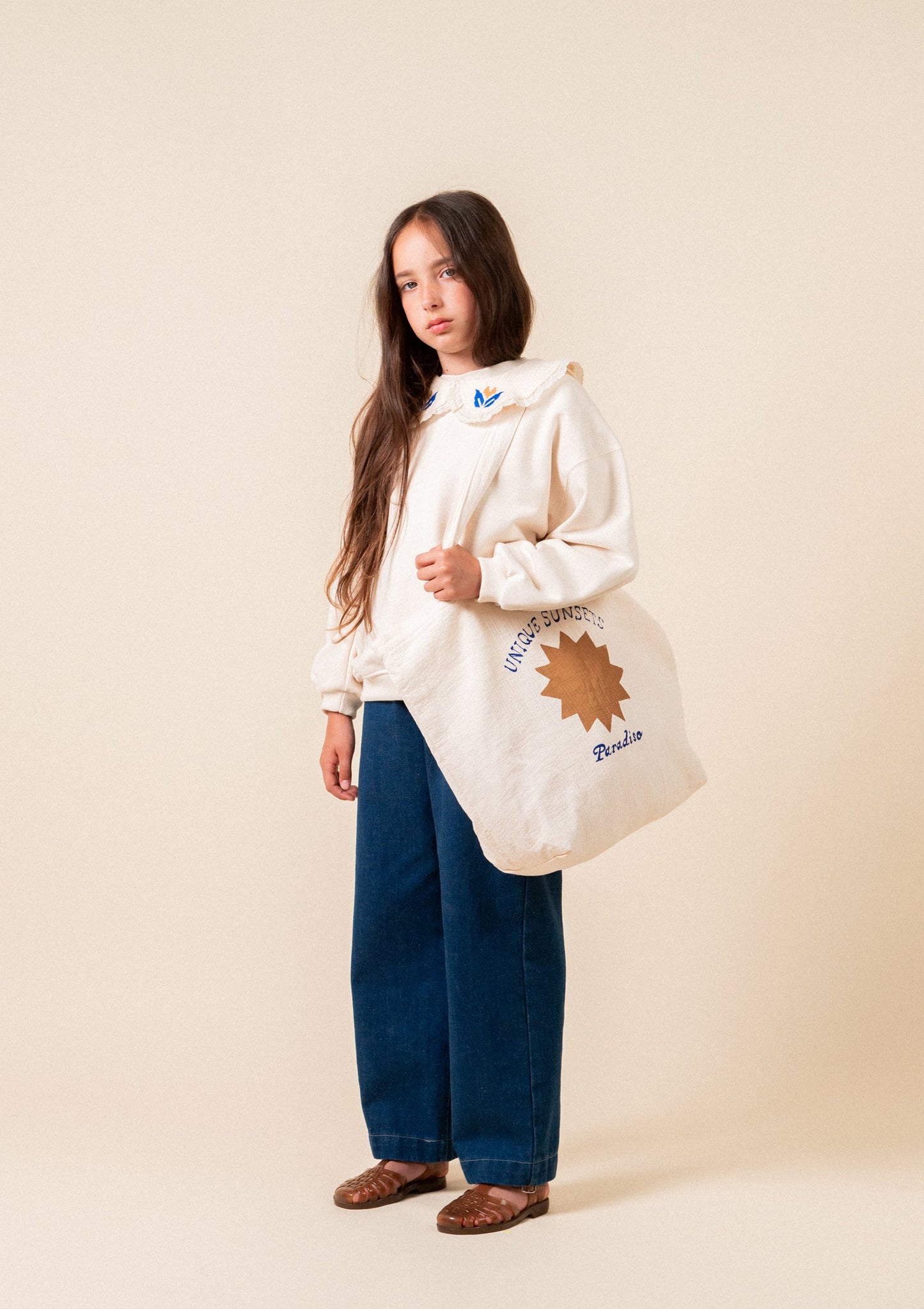 Sudadera maxi cuello bordado niña