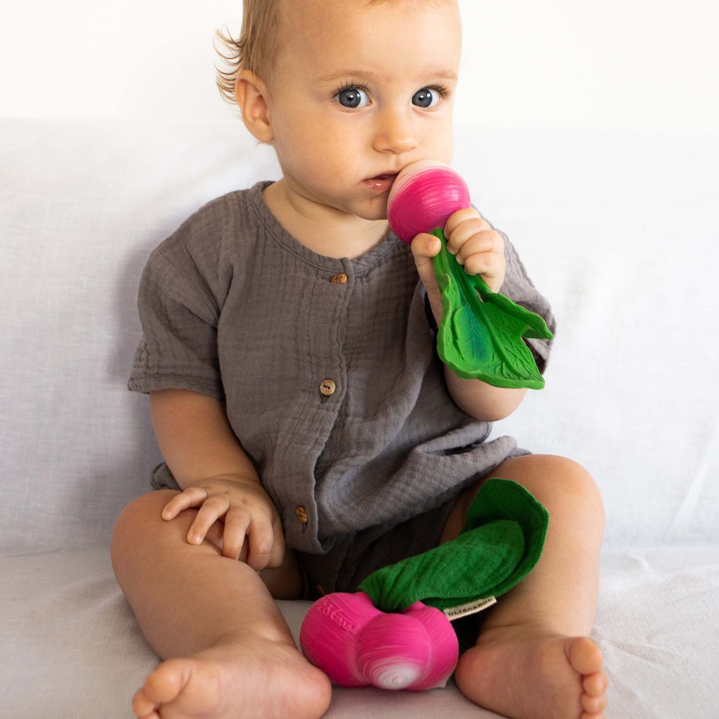 Ramona the Radish Mini Doudou-Mordedor Bebé