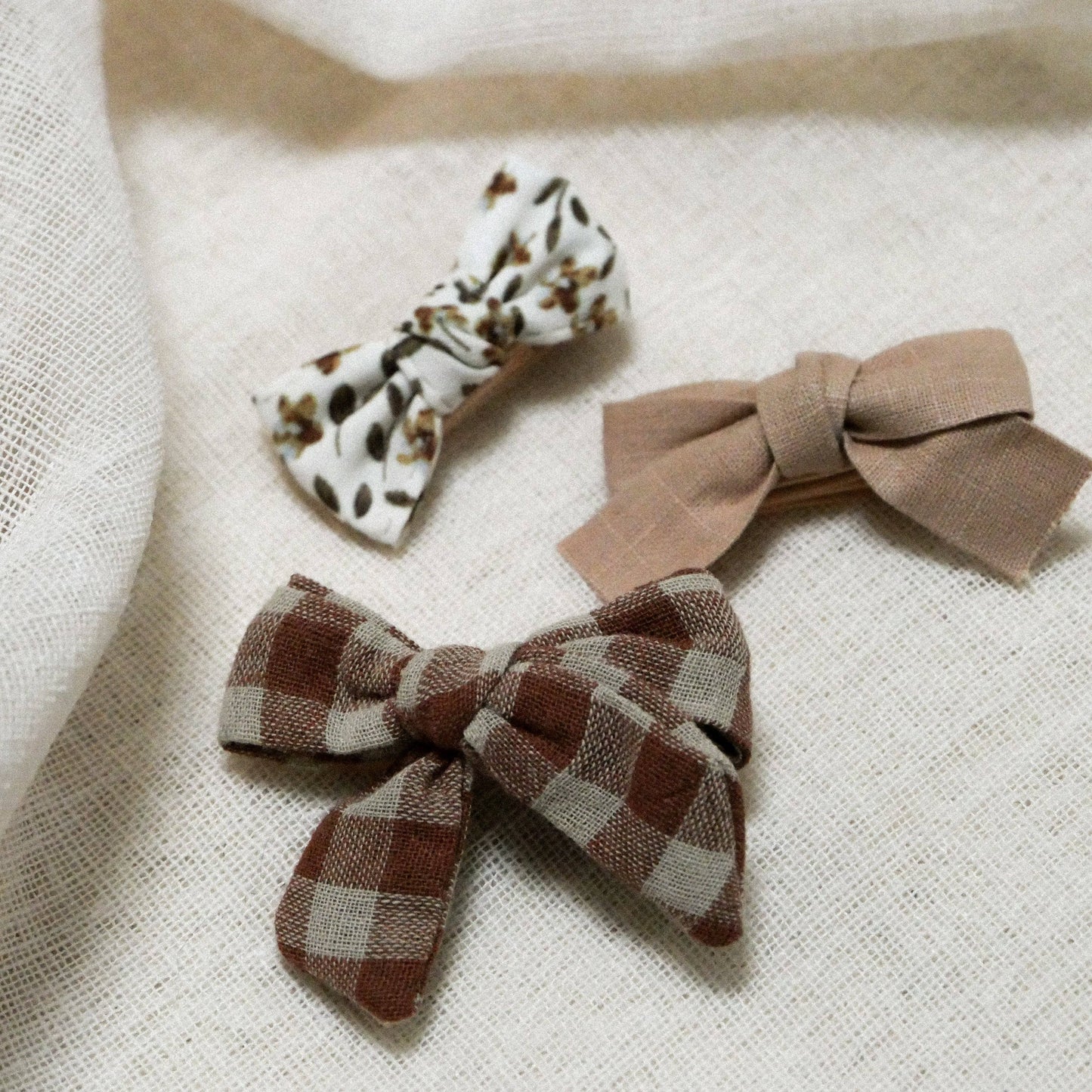 Set vichy-taupe-flowers-plain beige hair clips