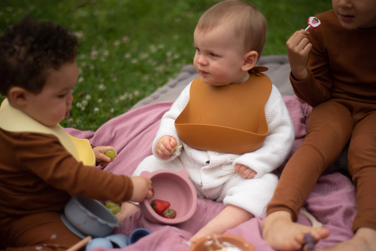 Shayan silicone bib (Hazelnut)