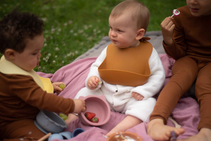 Shayan silicone bib (Hazelnut)