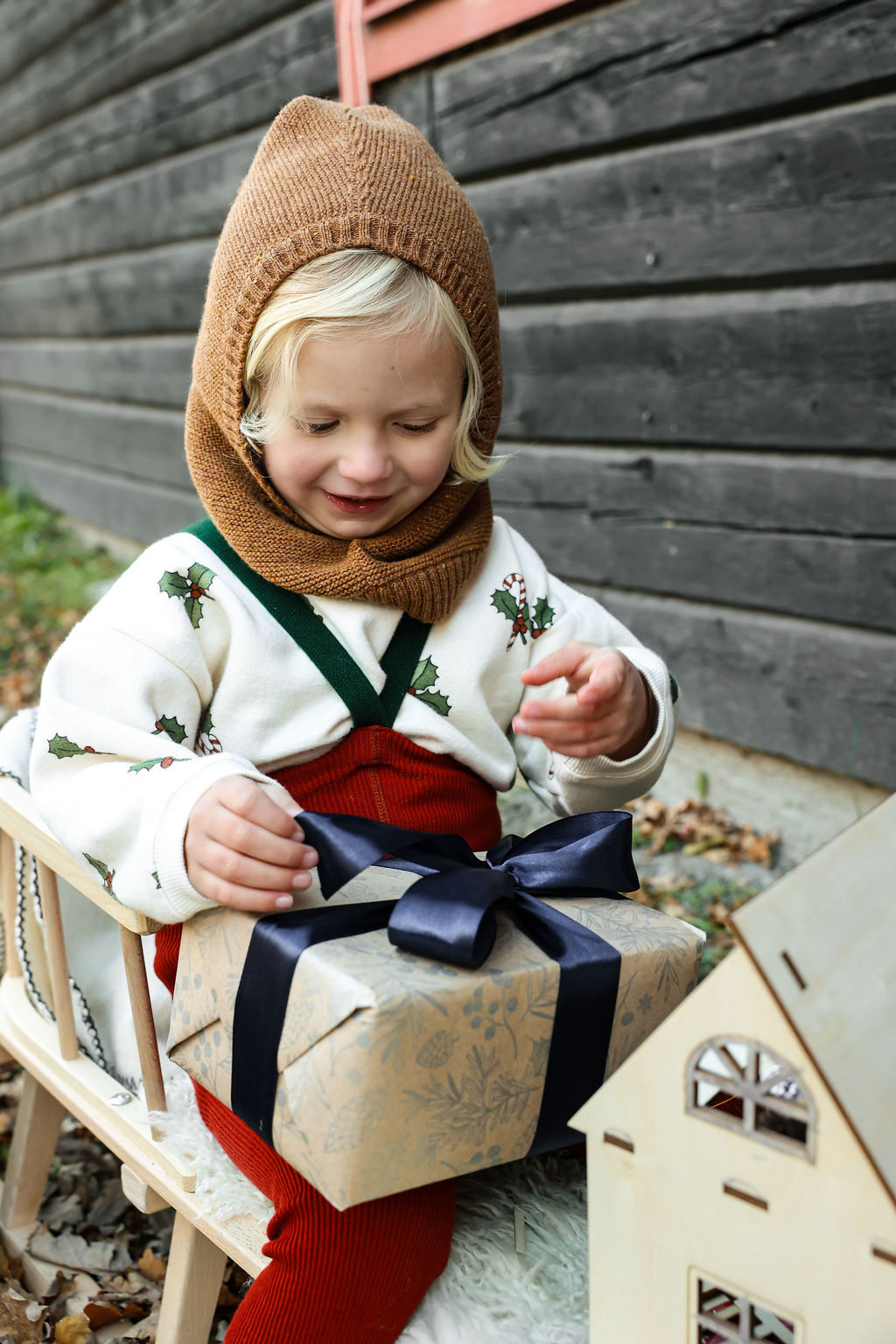 Footed Maple Leaf x Dark Forest Green