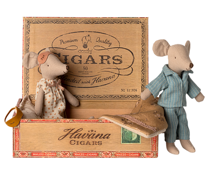 Mamá y papá ratón en caja de cigarros