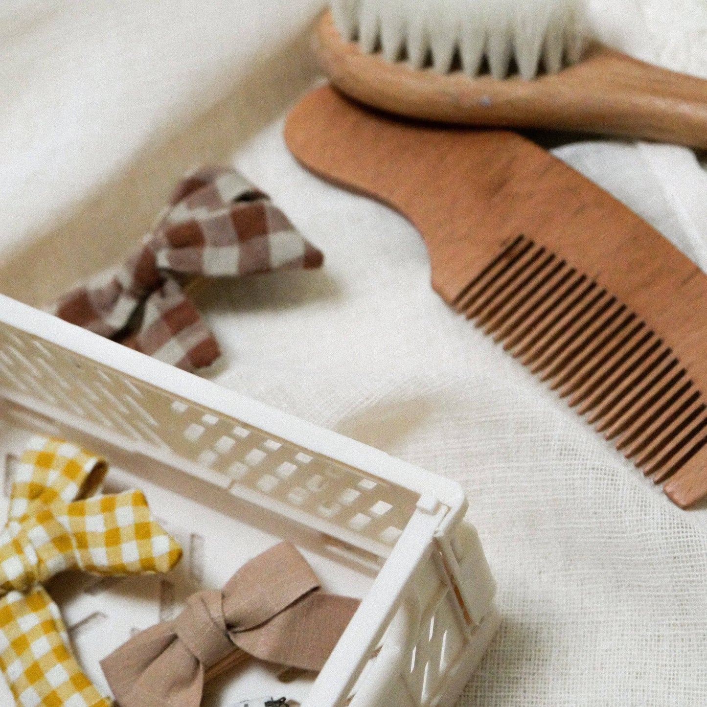 Vichy-yellow-uni taupe hair clip set