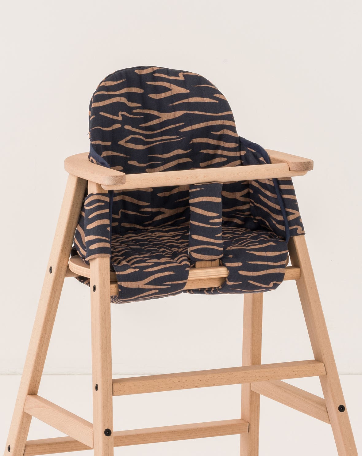 Growing Green evolving chair with tray and cushion