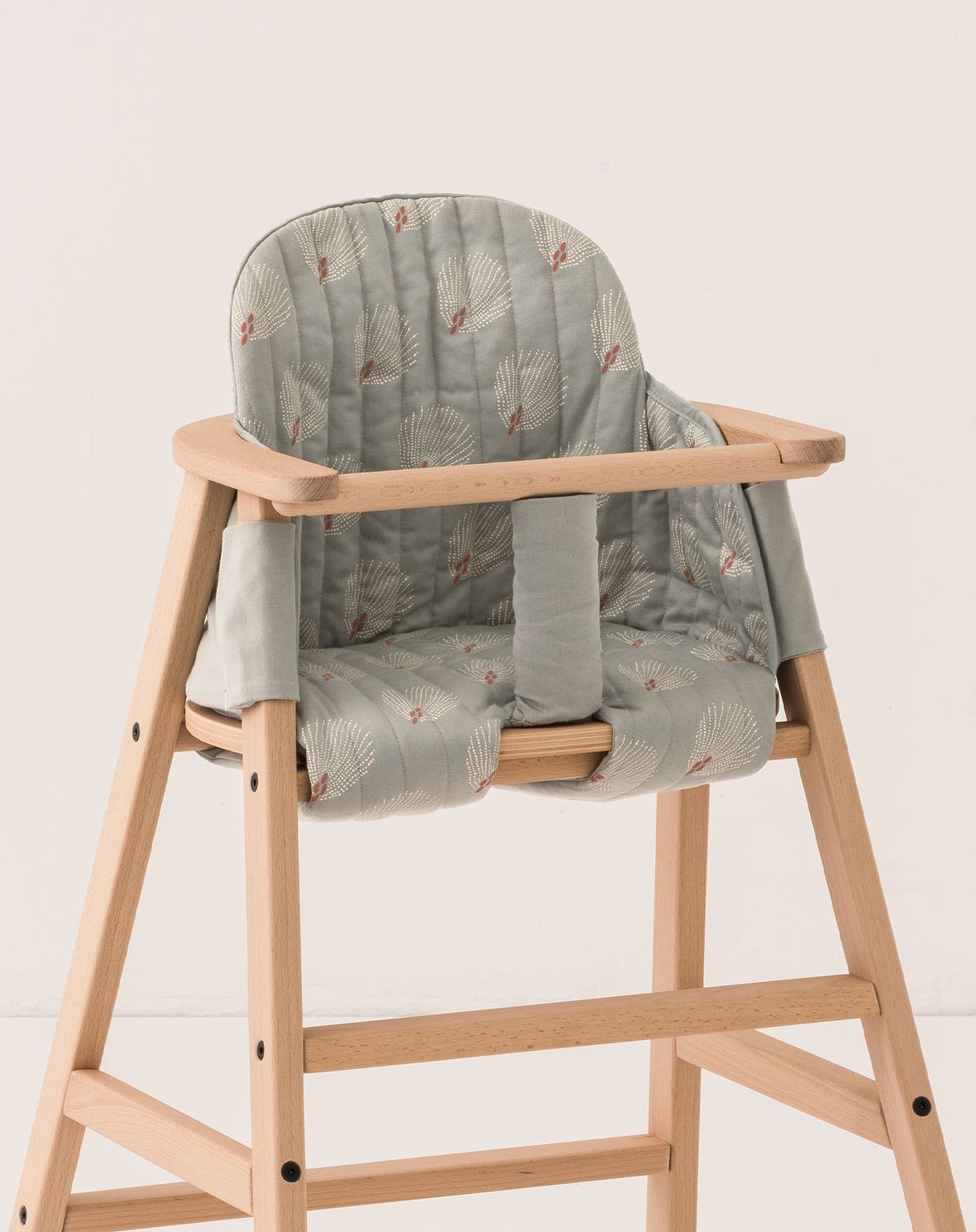 Growing Green evolving chair with tray and cushion