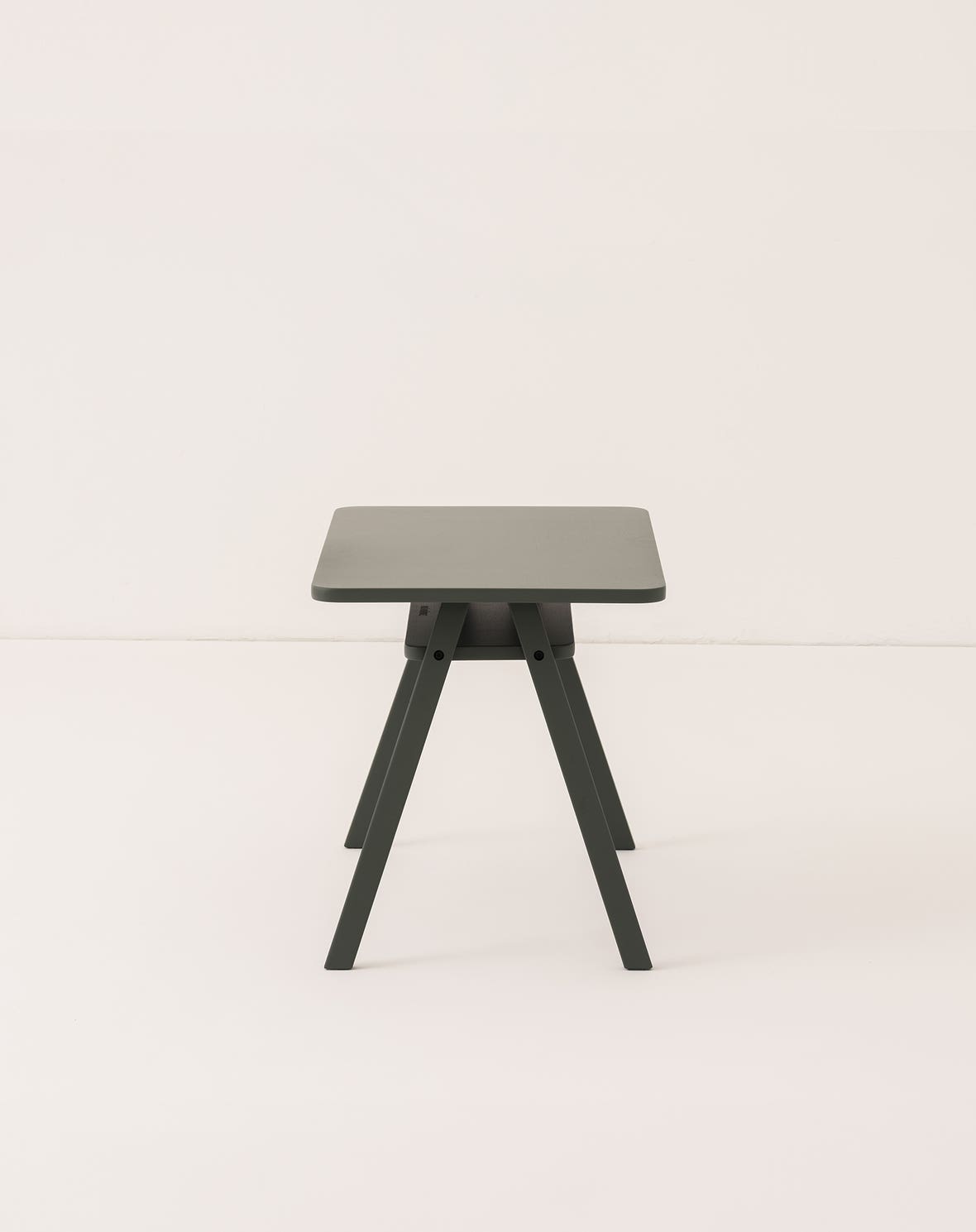 Kid's table Growing Green - deep green