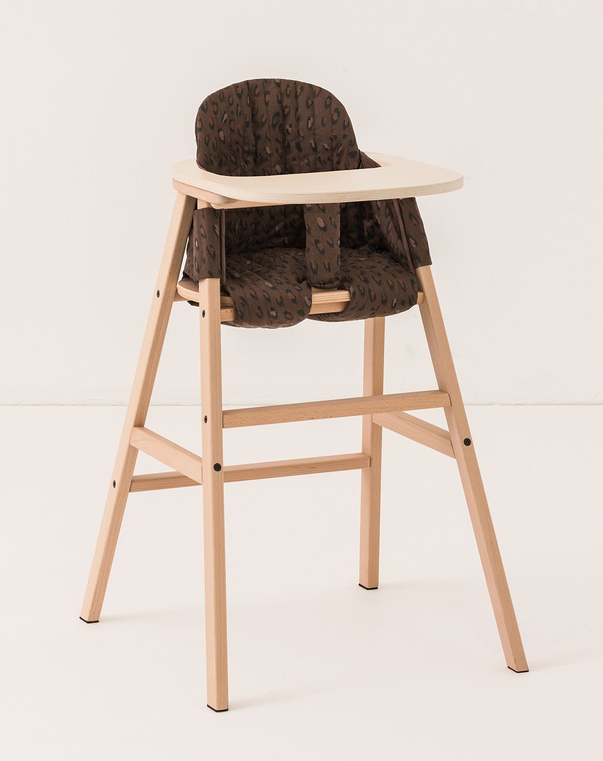 Growing Green evolving chair with tray and cushion