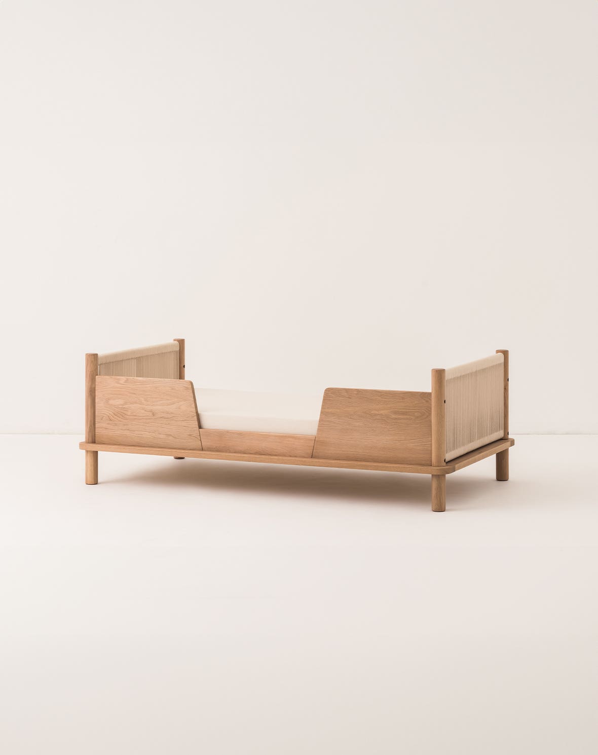 Latitude safety bed barrier in solid oak