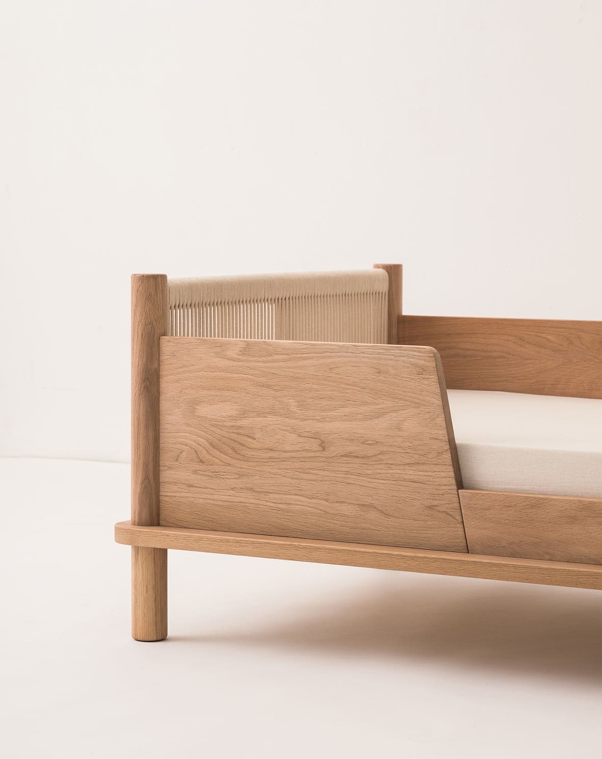 Latitude safety bed barrier in solid oak