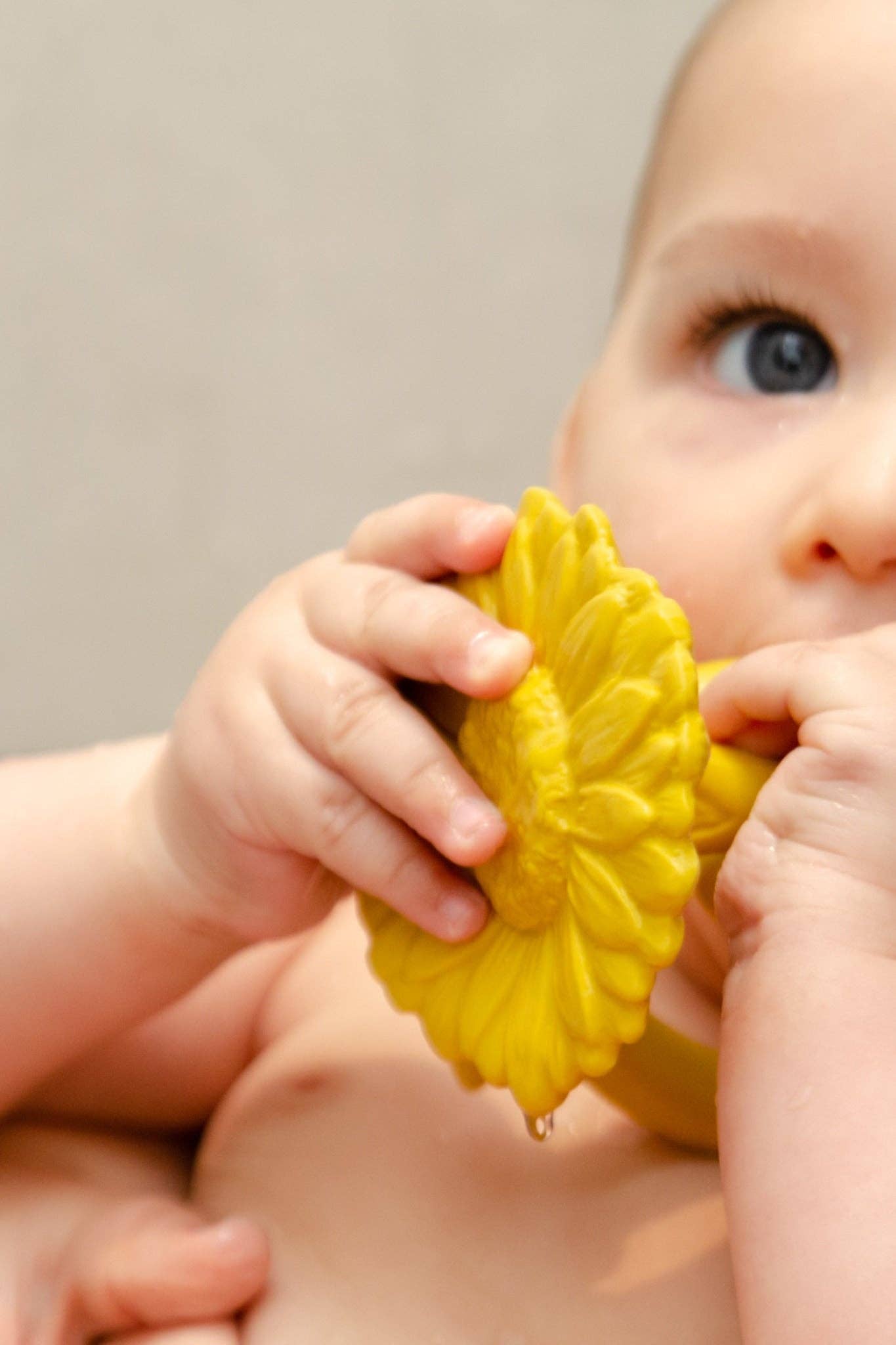 Natural rubber Teether Sunflower - Yellow