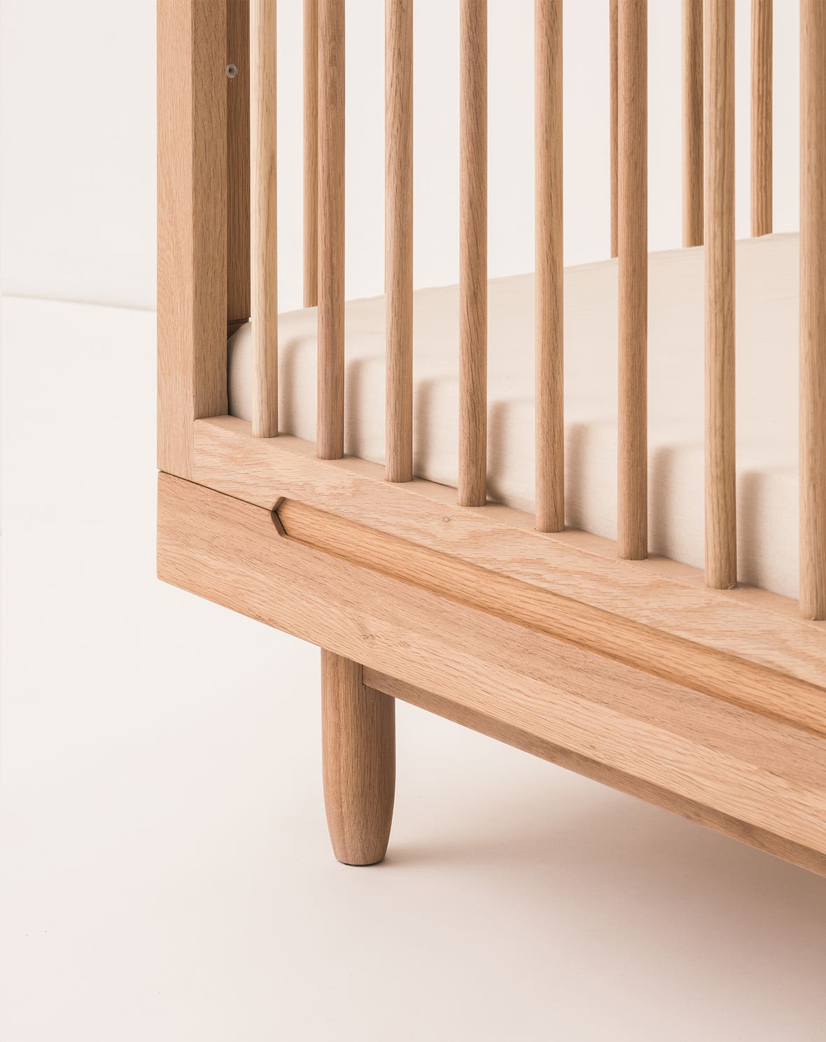 Pure oak wood evolving crib