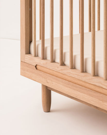 Pure oak wood evolving crib