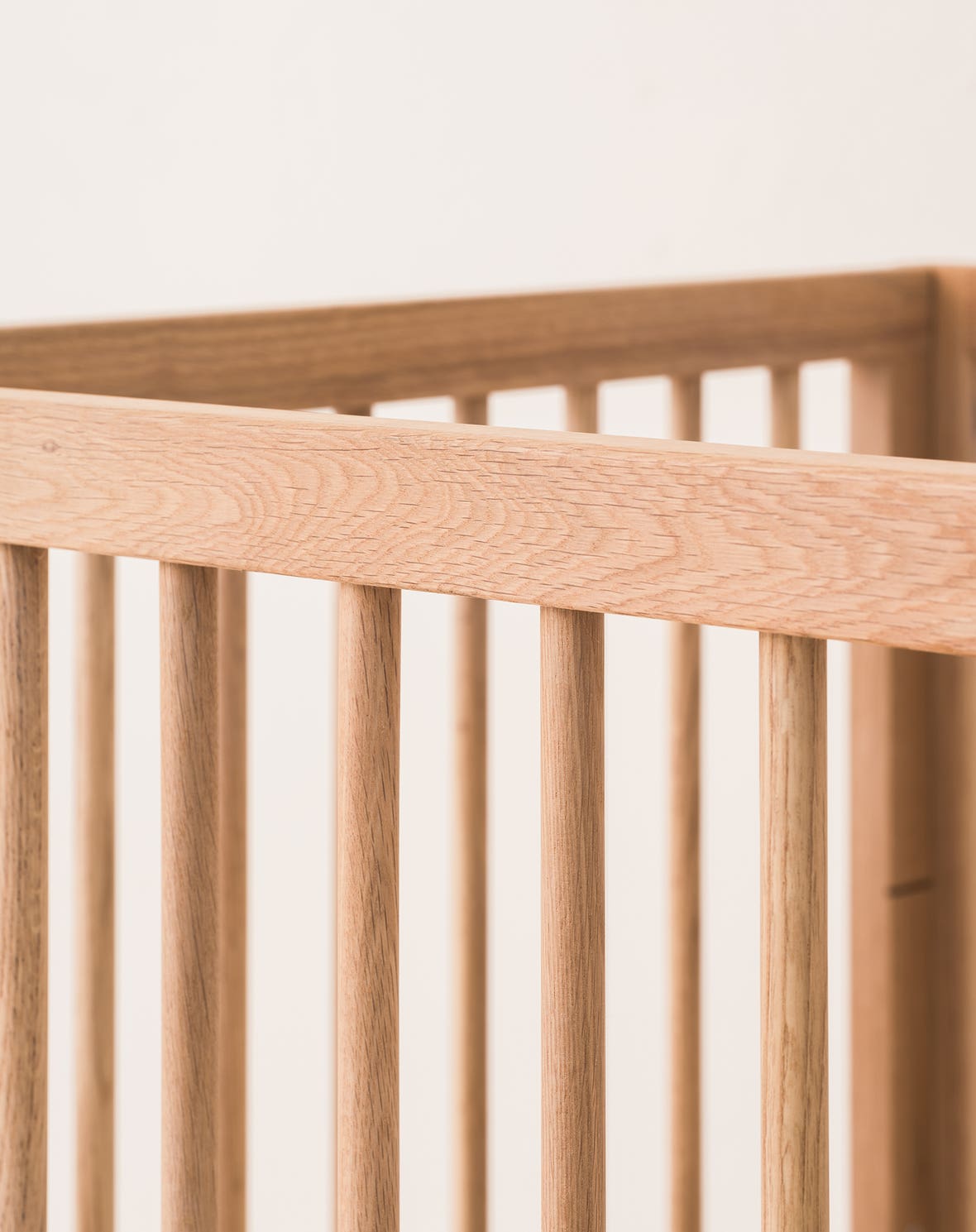 Pure oak wood evolving crib