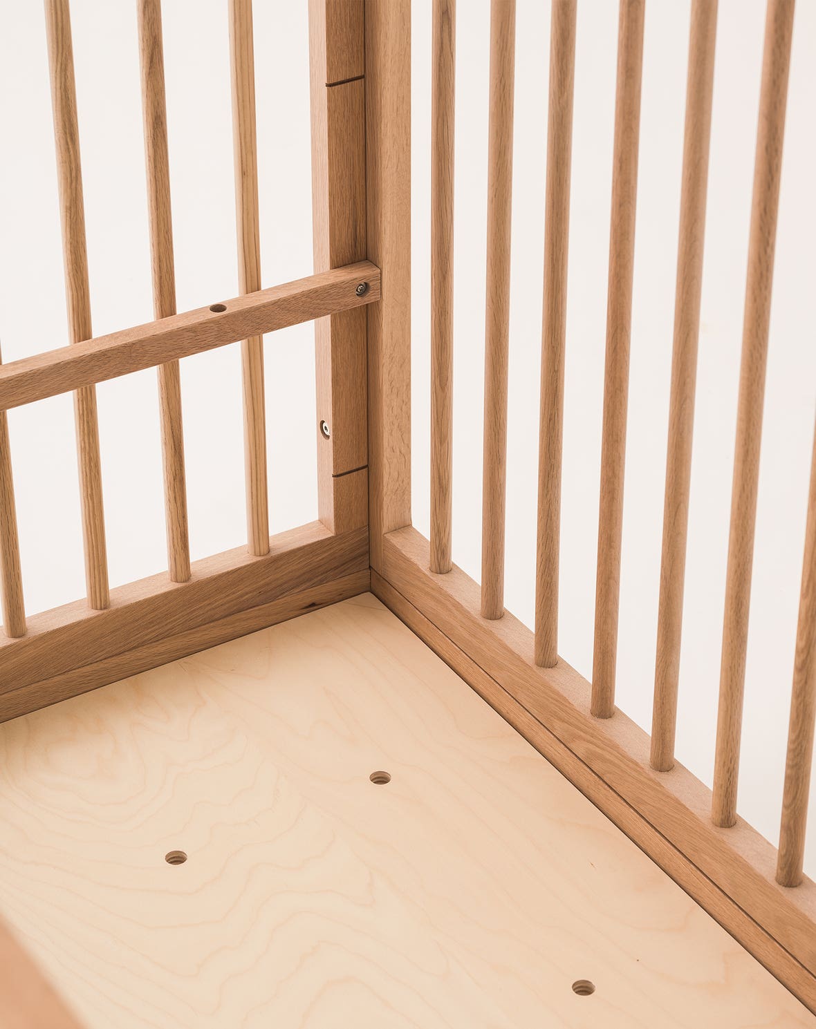 Pure oak wood evolving crib